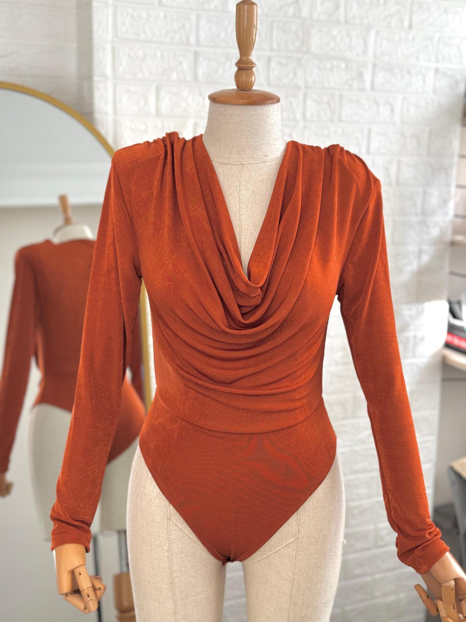 Degaje%20Yaka%20Vatkalı%20Body%20Suit%20Tarçın%20(Çıtçıtlı%20Body%20Tarçın)