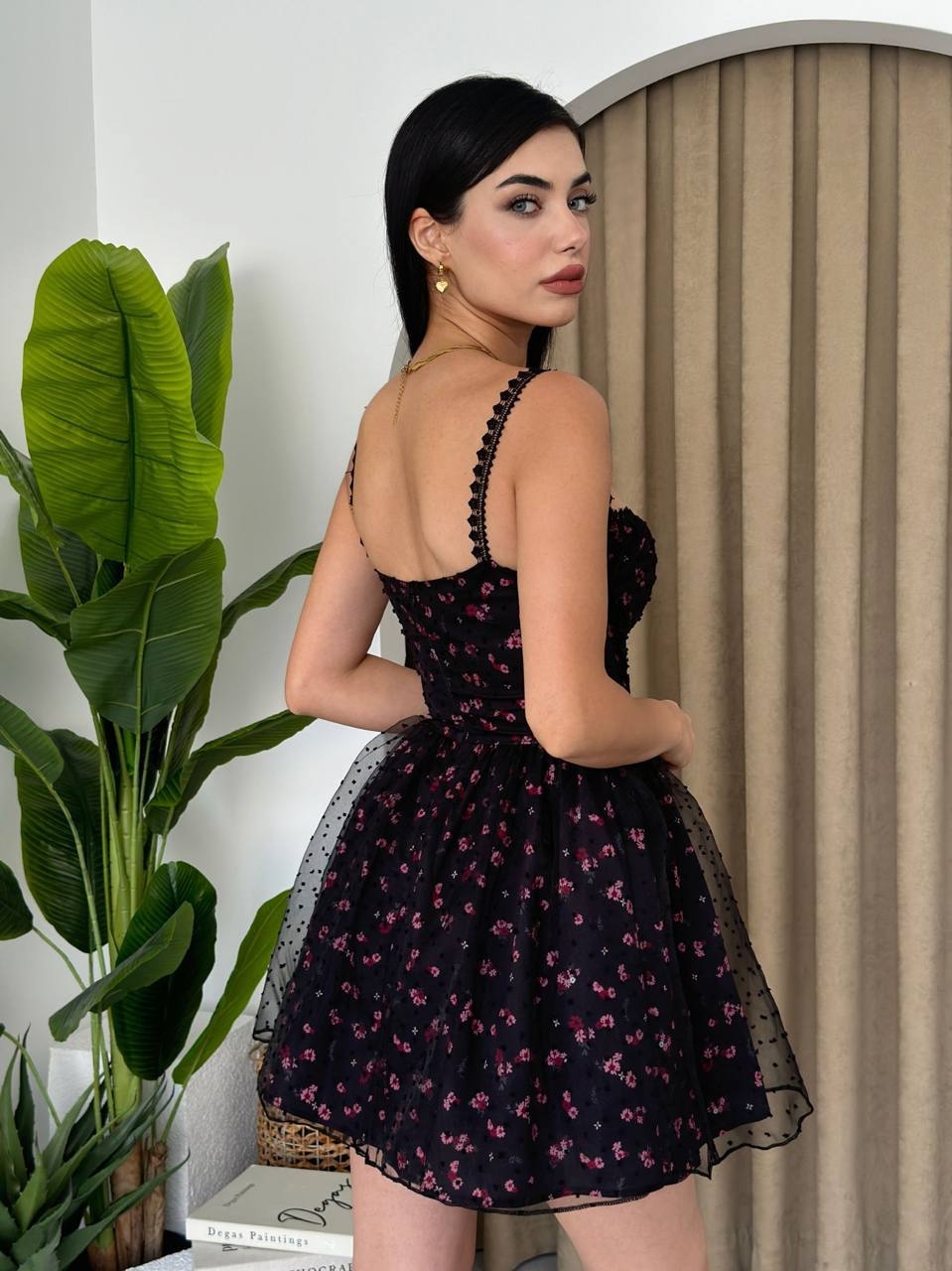 Gül Detaylı Siyah Askılı Mini Elbise