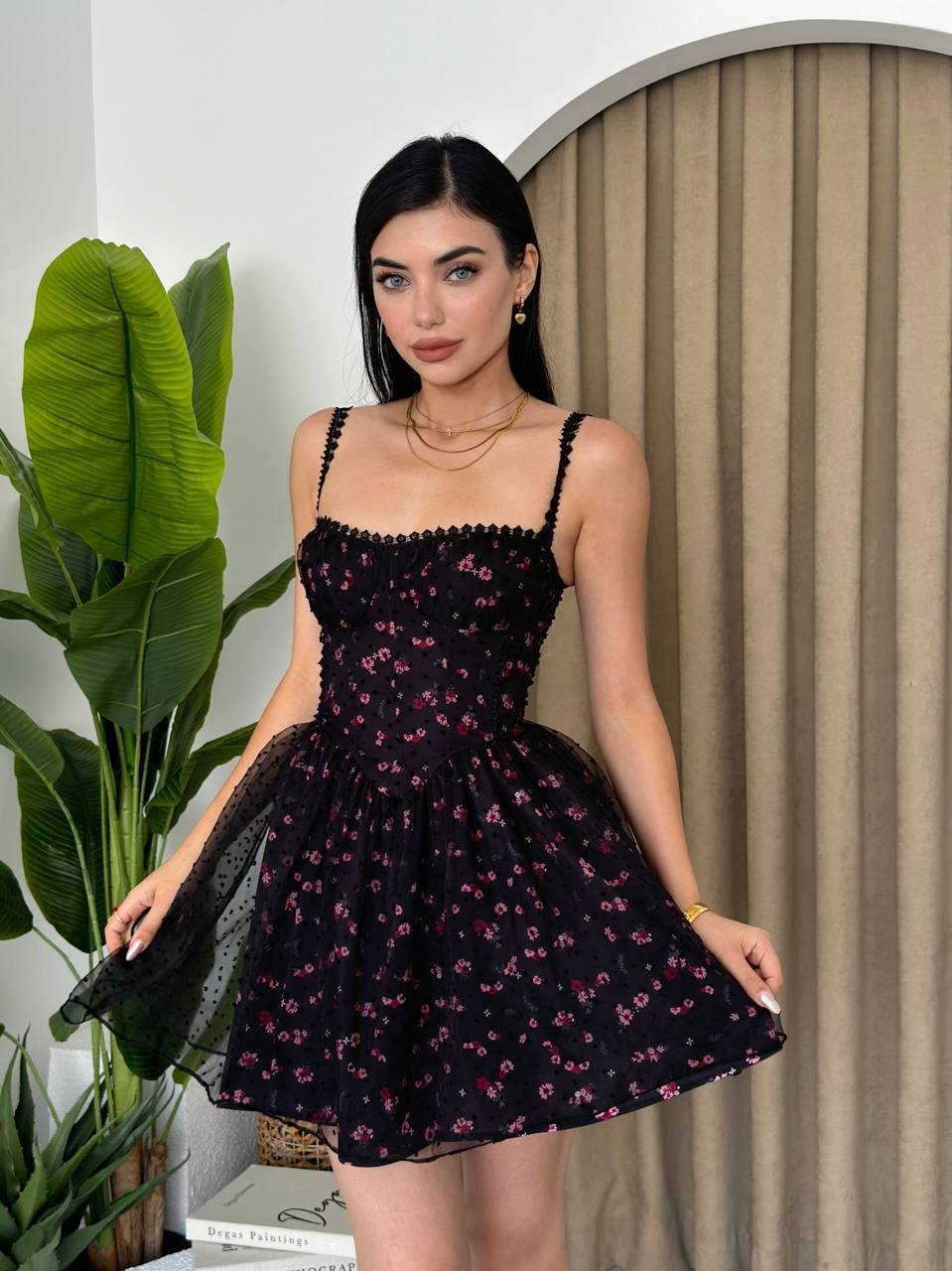 Gül Detaylı Siyah Askılı Mini Elbise