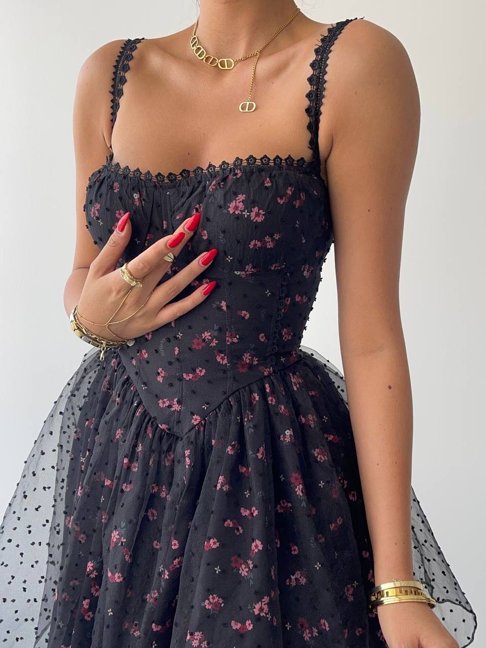 Gül Detaylı Siyah Askılı Mini Elbise