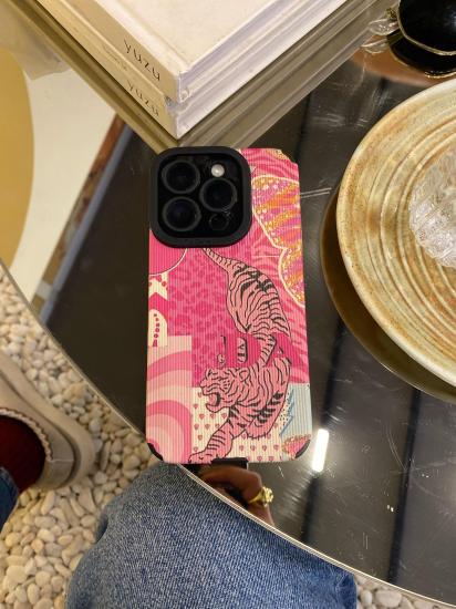 iPhone 15 Pro Lansman Kılıf (Pembe Panter Desenli)