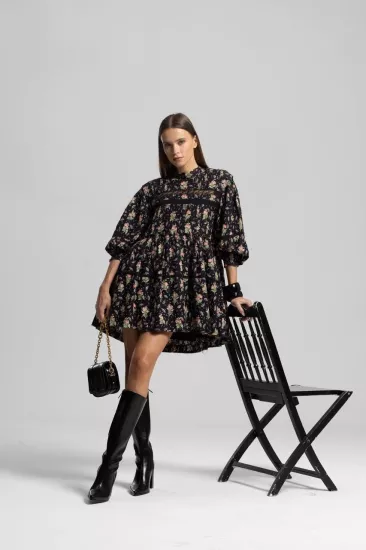 GÜL DETAYLI DANTELLİ DİK YAKA KADIN MİNİ ELBİSE SİYAH