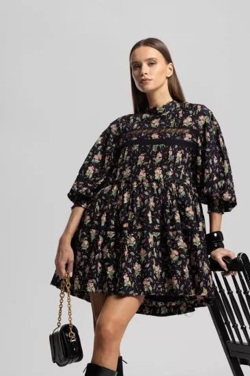 GÜL DETAYLI DANTELLİ DİK YAKA KADIN MİNİ ELBİSE SİYAH