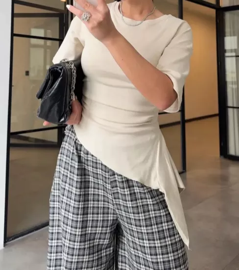 YANLARI BÜZGÜLÜ KISA KOLLU ASİMETRİK KADIN T-SHIRT BEJ