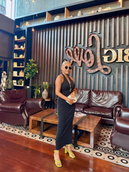 Sırt Dekolteli Halter Yaka Broş Detaylı Maxi Elbise