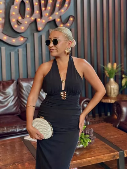 Sırt Dekolteli Halter Yaka Broş Detaylı Maxi Elbise